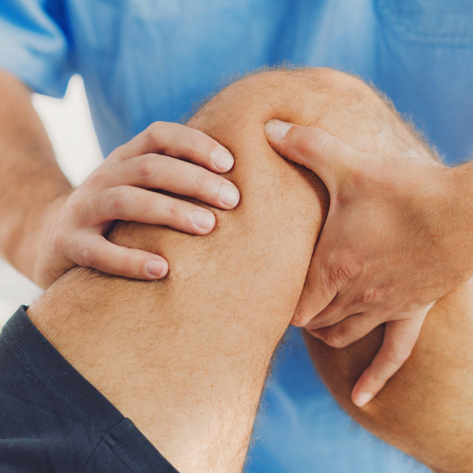 Orthopäde beugt das Bein